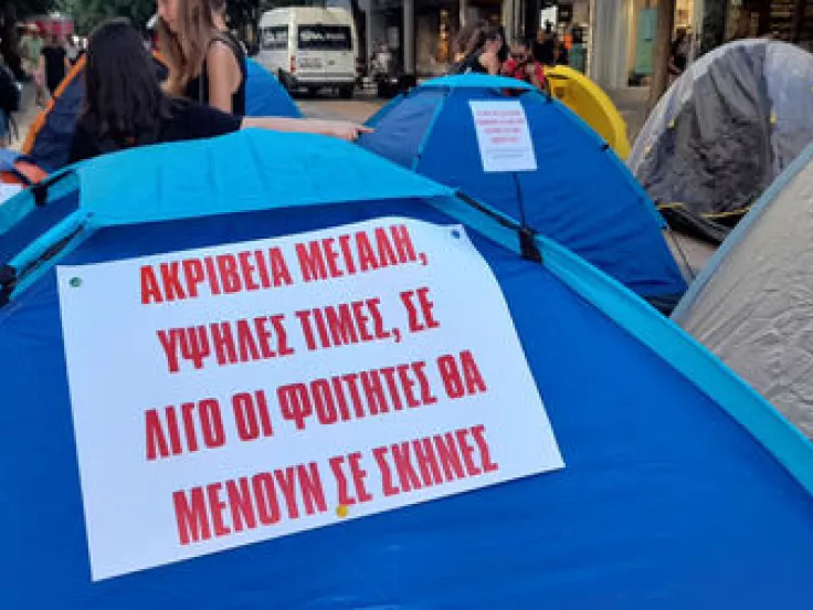 Θεσσαλονίκη: Σκηνές έξω από τη ΔΕΘ έστησαν οι Φοιτητικοί Σύλλογοι για το στεγαστικό πρόβλημα