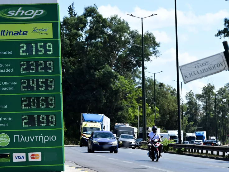 Καύσιμα: Πτώση στις διεθνείς τιμές πετρελαίου και φυσικού αερίου – Πότε θα φανεί στην Ελλάδα