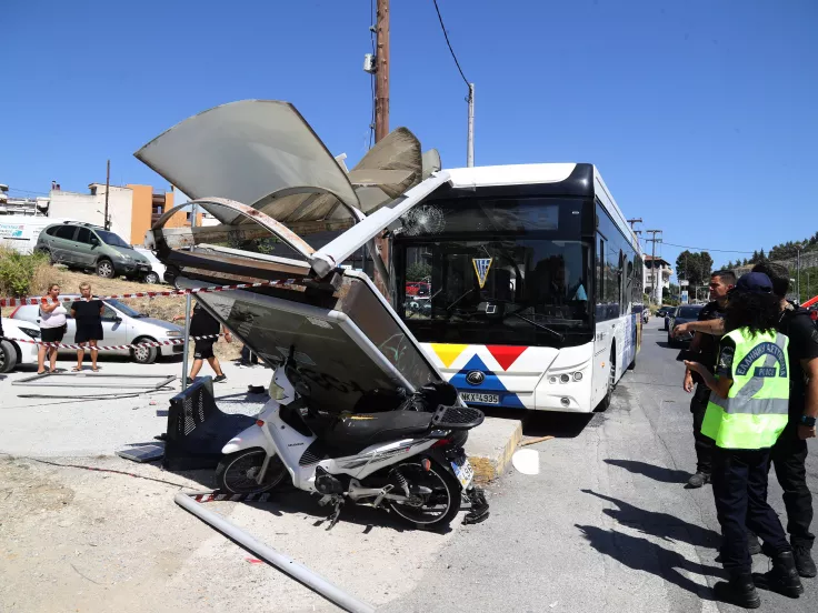 Θεσσαλονίκη: Τι απάντησε ο ΟΑΣΘ για το λεωφορείο που έπεσε πάνω σε στάση