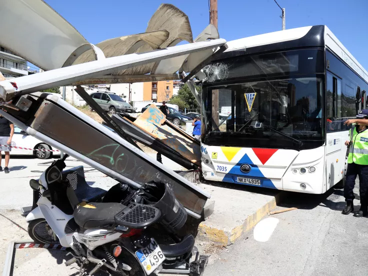 Θεσσαλονίκη - Λεωφορείο έπεσε πάνω σε στάση: Βαριά τραυματισμένη η 21χρονη, θα χειρουργηθεί