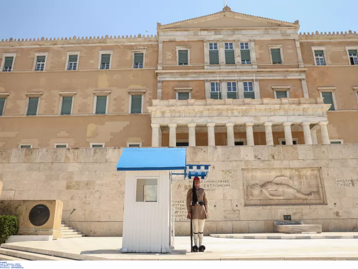 Μνημείο Αγνώστου Στρατιώτη: Αλλάζει όψη μετά από 94 χρόνια – Μάρμαρο αντί για άσφαλτο