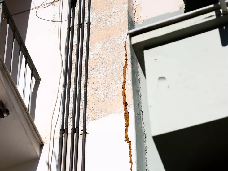 Κυψέλη: Ξεκίνησαν νέες αυτοψίες για τις ρωγμές σε κτίρια από τα έργα του Μετρό