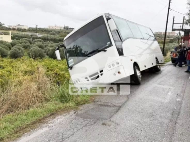 Τροχαίο στο Ηράκλειο Κρήτης: Λεωφορείο που μετέφερε μαθητές βγήκε από το δρόμο και έπεσε σε πρανές