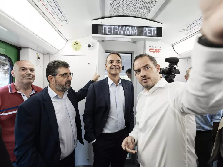Μητσοτάκης σε δρομολόγιο με τον πρώτο ανακατασκευασμένο συρμό