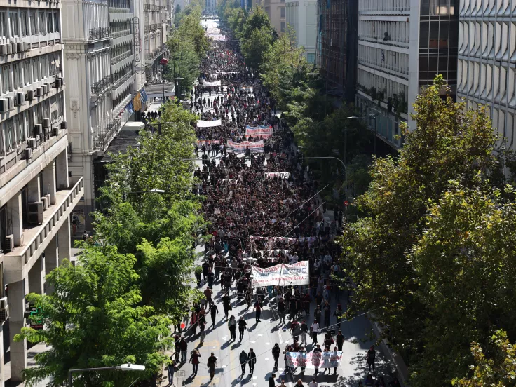 Ξεκίνησε το μεγαλειώδες πανεκπαιδευτικό συλλαλητήριο - Χιλιάδες έχουν κατακλύσει το κέντρο της Αθήνας