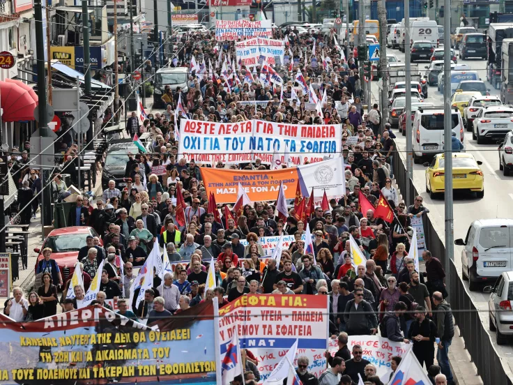 Πειραιάς - Απεργιακή διαδήλωση: «Οι εργάτες δεν δουλεύουν για τον πόλεμο» (εικόνες)