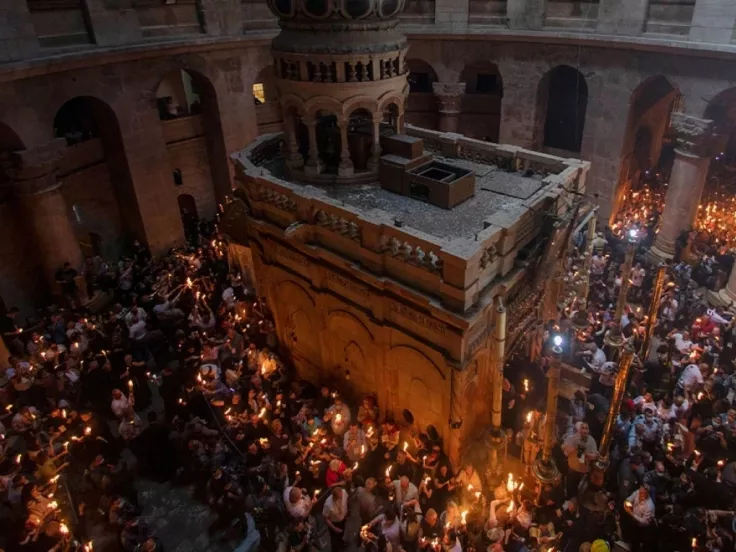 Ανατροπή στην παράδοση: Πώς ο πόλεμος στη Μέση Ανατολή επηρεάζει τη μεταφορά του Αγίου Φωτός