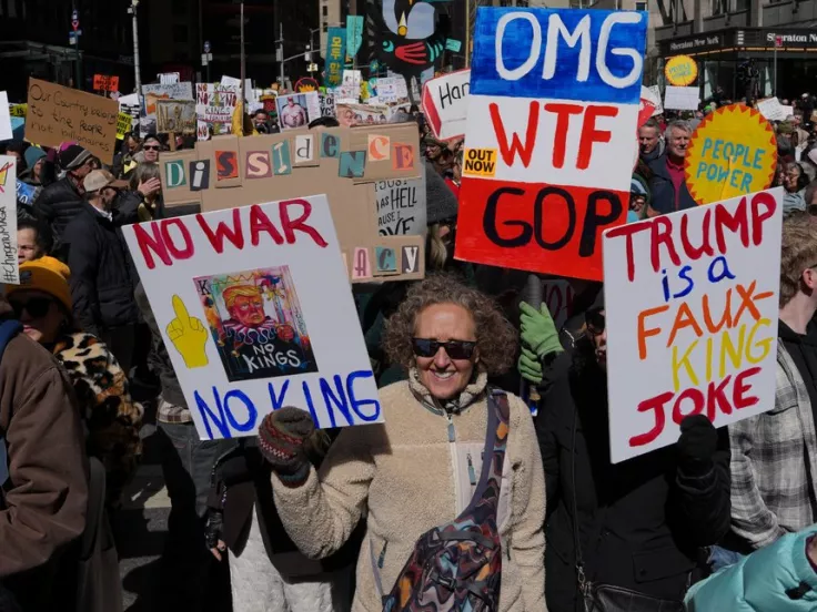 Μαζικές Διαδηλώσεις στις ΗΠΑ κατά του Τραμπ: Ο Ντε Νίρο και ο Σπρίνγκστιν Στηρίζουν την Αντίσταση