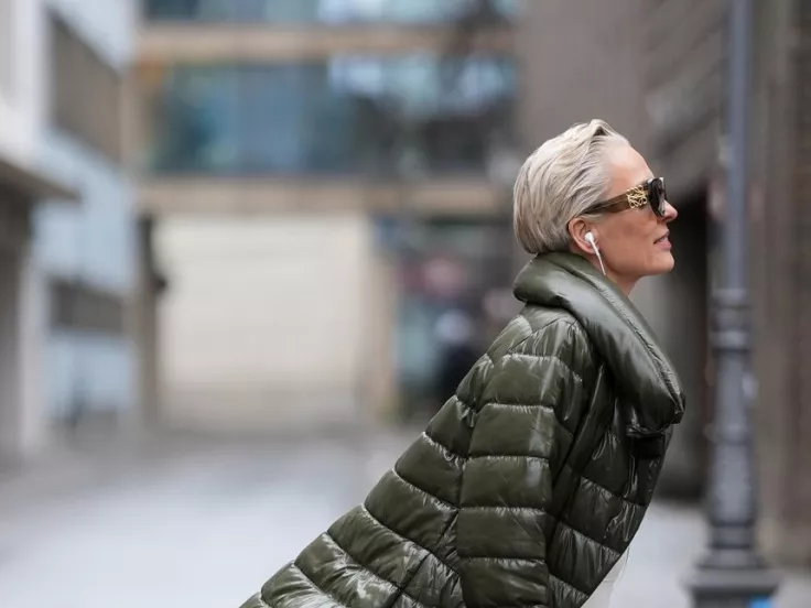 Πώς να φροντίσετε τα μαλλιά σας μετά τα 50: Αποφύγετε τα συνηθισμένα λάθη