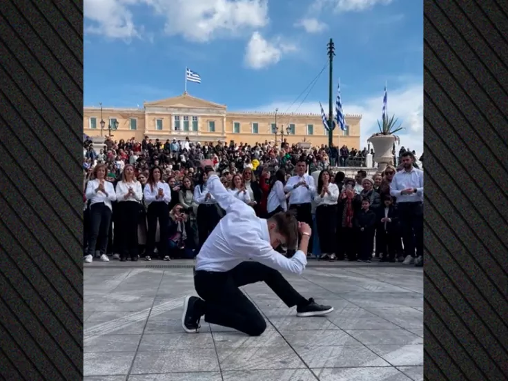 Ζεϊμπέκικο στην Πλατεία Συντάγματος: Η Επέτειος της 25ης Μαρτίου Γίνεται Viral