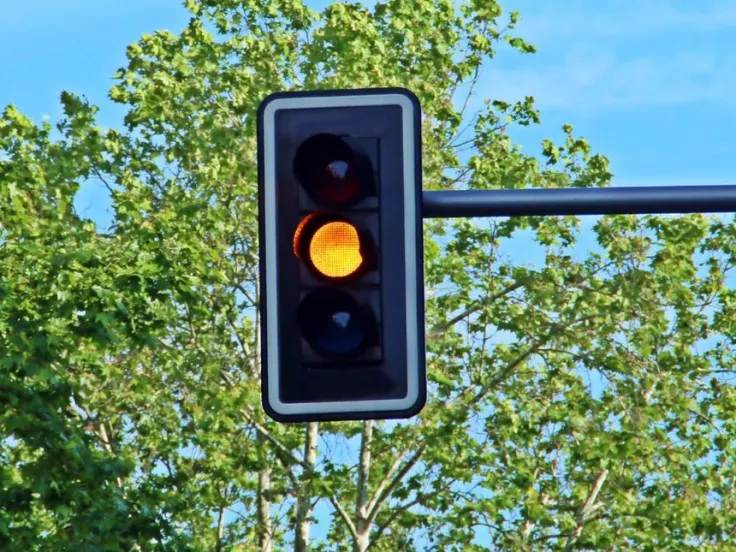 Πορτοκαλί φανάρι: Τι πρέπει να γνωρίζουν οι οδηγοί σύμφωνα με τον νέο ΚΟΚ