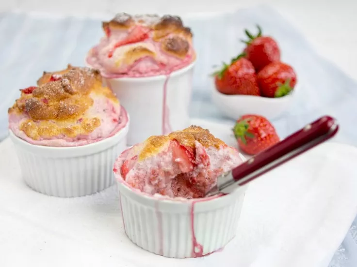 Ανοιξιάτικο Σουφλέ Φράουλας: Μια Γλυκιά Απόλαυση σε 10 Λεπτά