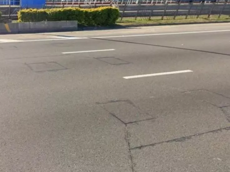 Νέες μέθοδοι επιτήρησης τροχαίων παραβάσεων: Τι σημαίνουν τα τετράγωνα στην άσφαλτο