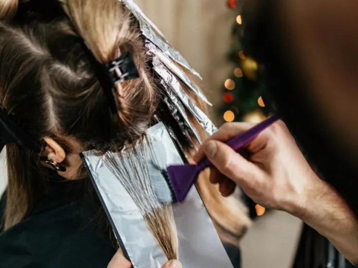 Φυσικοί τρόποι κάλυψης γκρίζων μαλλιών με καθημερινά υλικά