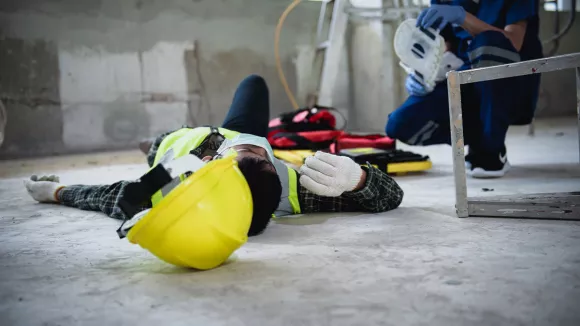 Tραυματισμός εργαζόμενου κατά τη διάρκεια εργασιών σε επιβατηγό πλοίο, στη δεξαμενή της Ακτής Βασιλειάδη στο λιμάνι του Πειραιά