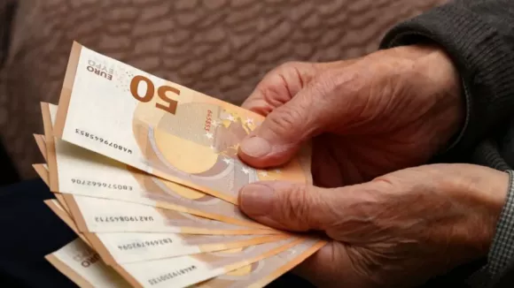 Απίστευτο: Μπήκαν λάθος αναδρομικά σε συνταξιούχο και της τα ζητούν πίσω με... τόκο
