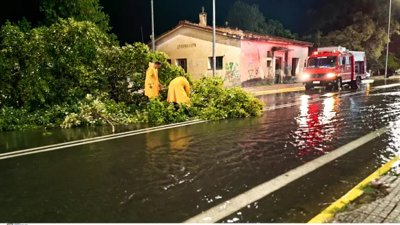 Εικόνες καταστροφής στο Βόλο: Σε ισχύ η απαγόρευση κυκλοφορίας - Πλημμύρισαν δρόμοι και σπίτια