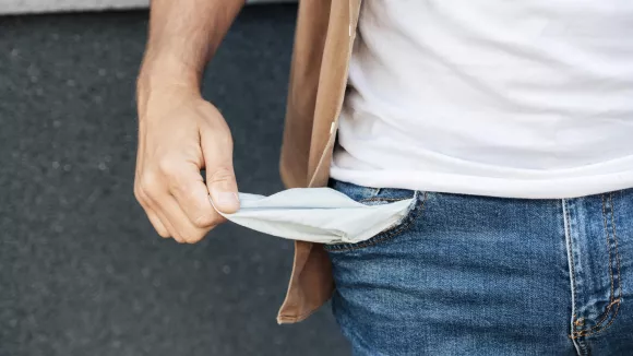 Αδιανόητο! Διπλασιάζεται ο φόρος για όσους παίρνουν κατώτατο μισθό
