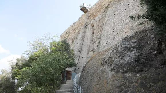Ακρόπολη: Χωρίς ασανσέρ για ακόμη μια εβδομάδα - Χάλασε από τη χρήση λέει η Μενδώνη 