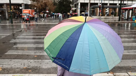 Βροχερός και σήμερα ο καιρός - Πότε πέφτει πάλι η θερμοκρασία