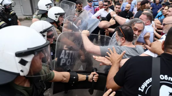 Στα κάγκελα οι οδηγοί ταξί: Ένταση και χημικά στο υπουργείο Μεταφορών