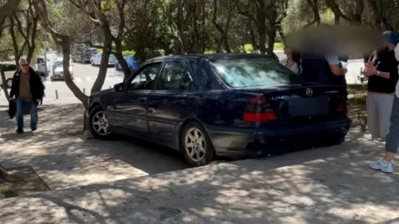 Αδιανόητο περιστατικό στη Διονυσίου Αρεοπαγίτου: Όχημα «καβάλησε» τον πεζόδρομο και κατέβηκε τα σκαλιά