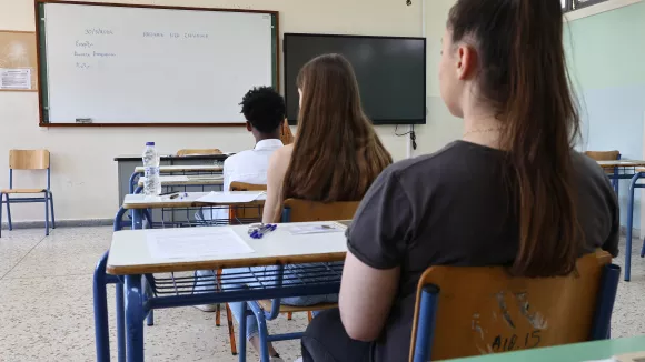 Πανελλαδικές και καύσωνας: Τι προβλέπει η νέα εγκύκλιος για τους μαθητές