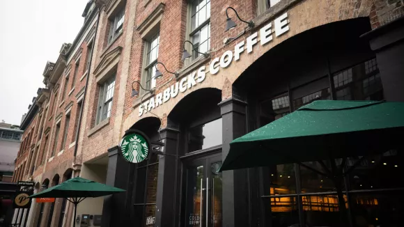 Starbucks: Απεργιακό «βραχυκύκλωμα» για τον κώδικα ενδυμασίας
