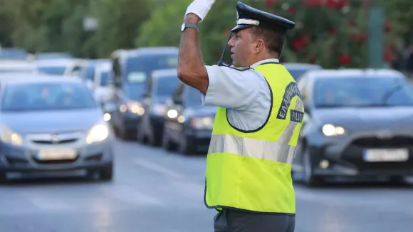 Βουλιαγμένης: Συνελήφθη οδηγός μηχανής που έτρεχε με 205 χλμ/ώρα – Ραντάρ της Τροχαίας τον «τσάκωσε»