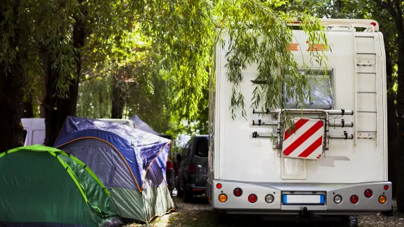 Τροχόσπιτα: Τέλος στην ελεύθερη στάθμευση με νόμο που πέρασε «νύχτα»