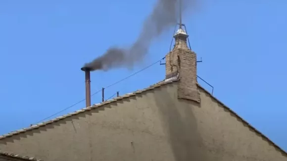 Βατικανό - Εκλογή νέου πάπα: Μαύρος καπνός για δεύτερη φορά