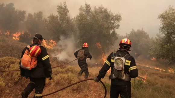 Εύβοια: Φωτιά τώρα κοντά σε εργοστάσια των ΔΕΗ και ΑΓΕΤ