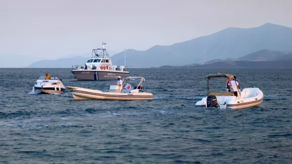 Συναγερμός: Ελικόπτερο έπεσε στη Μαρίνα Βουλιαγμένης (βίντεο)