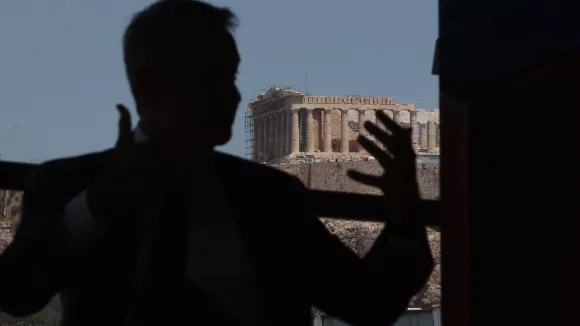 Politico: Κράτος-φάντασμα, Δικαιοσύνη-ανέκδοτο, αλλά ο Μητσοτάκης «μπετό» στις δημοσκοπήσεις