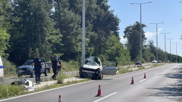 Λάρισα: Αμάξι «καρφώθηκε» σε κολόνα - Νεκρή η νεαρή οδηγός