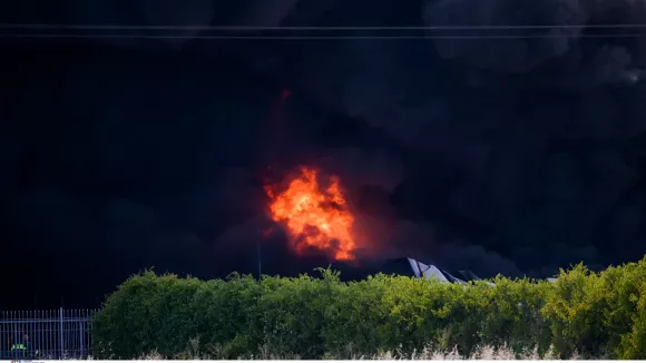 Αυλίδα: Πυρκαγιά σε εργοστάσιο πλαστικών – Ήχησε το 112