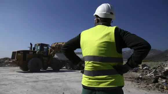 «Δεν θα σκοτωθούμε για τα χρονοδιαγράμματά τους»: Εργασία υπό καύσωνα στο Ελληνικό