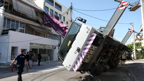 Περιστέρι: Γερανός έπεσε πάνω σε σπίτι (φωτογραφίες)