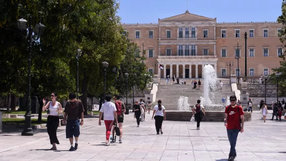 Καιρός: Ζέστη και δυνατοί άνεμοι σήμερα - Βροχές από αύριο