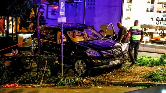 Κολωνάκι: Πώς έγινε το απίστευτο ατύχημα - Το δέντρο που έσωσε ζωές