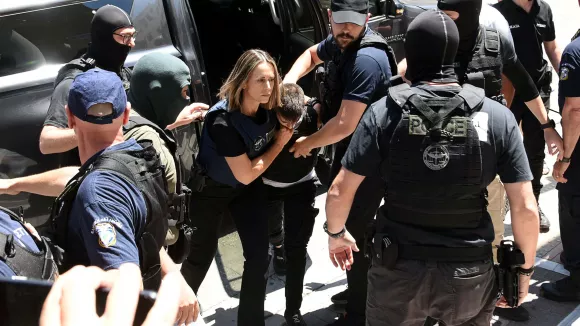 Μουρτζούκου: Στα δικαστήρια Πατρών - Οργή και αποδοκιμασίες από το πλήθος