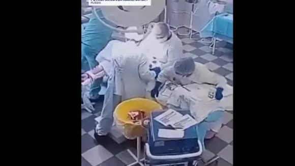 Σεισμός 8,8 Ρίχτερ στη Ρωσία: Συγκλονίζει βίντεο γιατρών που προστατεύουν ασθενή εν ώρα χειρουργείου