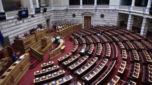 Συναγερμός στη Βουλή για ύποπτο φάκελο