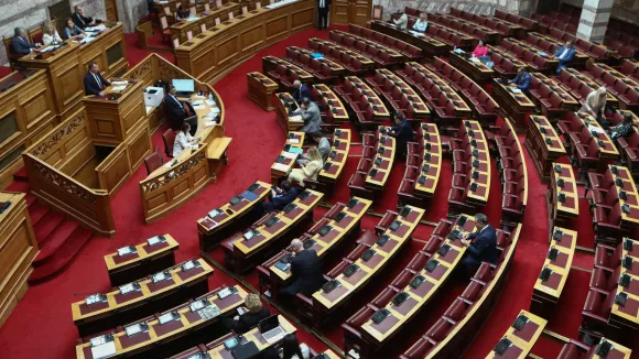 Ψηφίστηκε στη Βουλή το νομοσχέδιο για την προστασία των ανηλίκων από καπνό και αλκοόλ