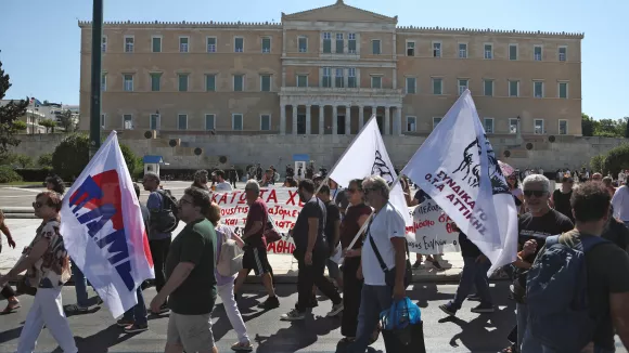 Απεργία ΑΔΕΔΥ: Σε εξέλιξη η συγκέντρωση στο Σύνταγμα (εικόνες)