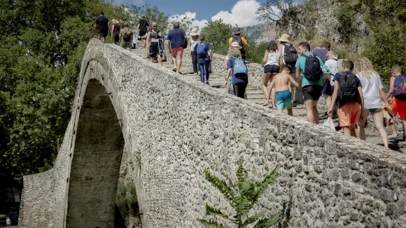 Δημογραφικό σε κρίση: Η Ελλάδα γερνά και μειώνεται πληθυσμιακά