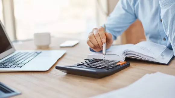 Εφορία: Αμετάβλητο στο 8,76% το επιτόκιο για ληξιπρόθεσμες οφειλές