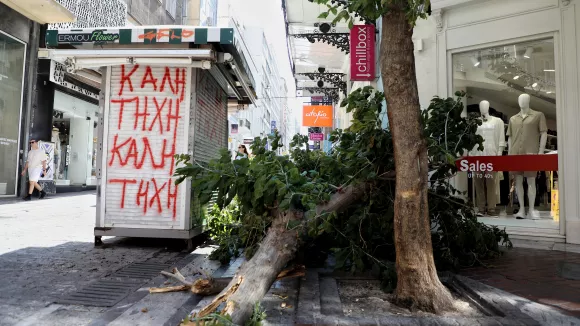 Ισχυροί άνεμοι στην Αθήνα: Έπεσε δέντρο στην Ερμού (εικόνες)
