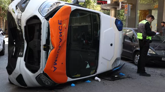 Τροχαίο στο Γουδή: Νεκρός ο ασθενής μετά την ανατροπή του ασθενοφόρου