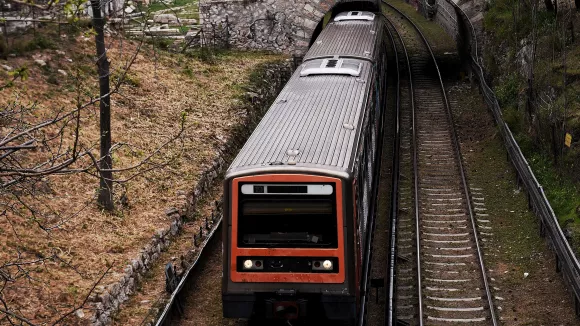 Ηράκλειο: Άνδρας έπεσε στις γραμμές του ΗΣΑΠ από πεζογέφυρα - Κλειστοί τέσσερις σταθμοί